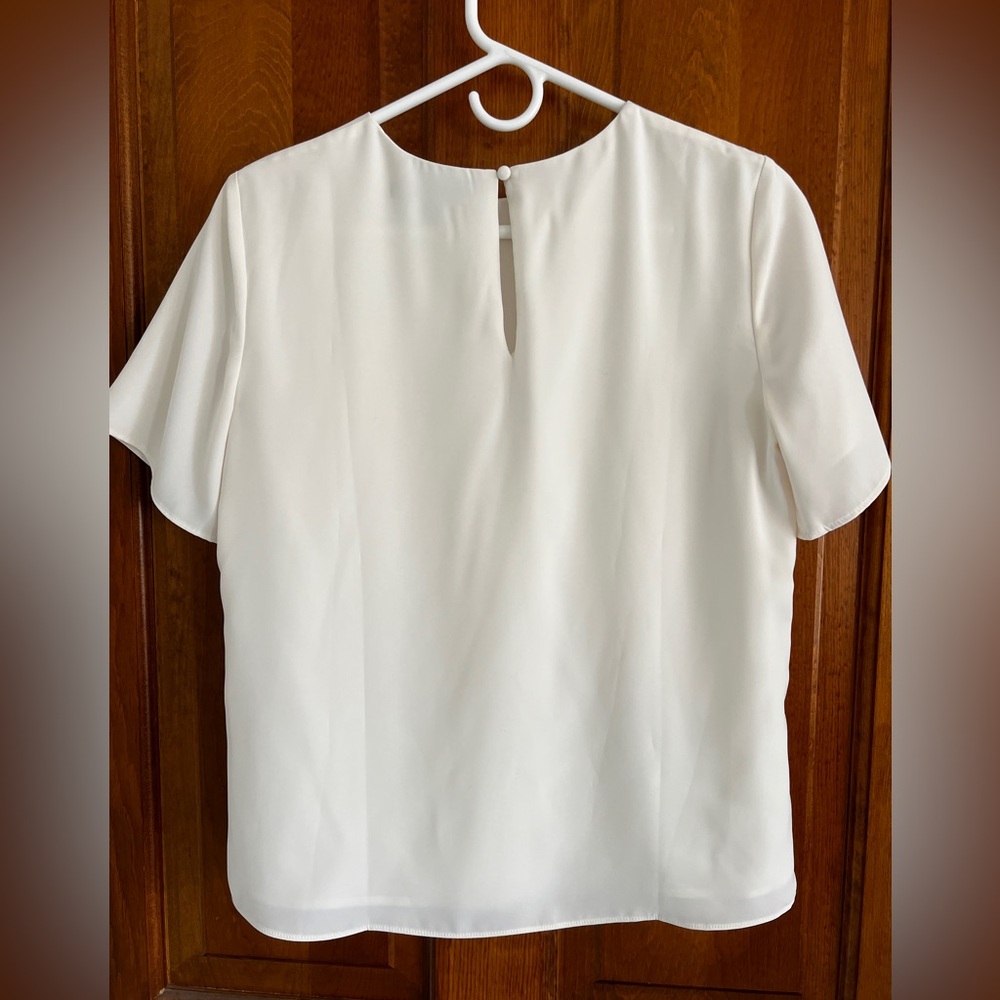 Banana Republic Short Sleeved Crew Neck Shell Blouse in Ivory (“Snow Day”) - Picture 2 of 5